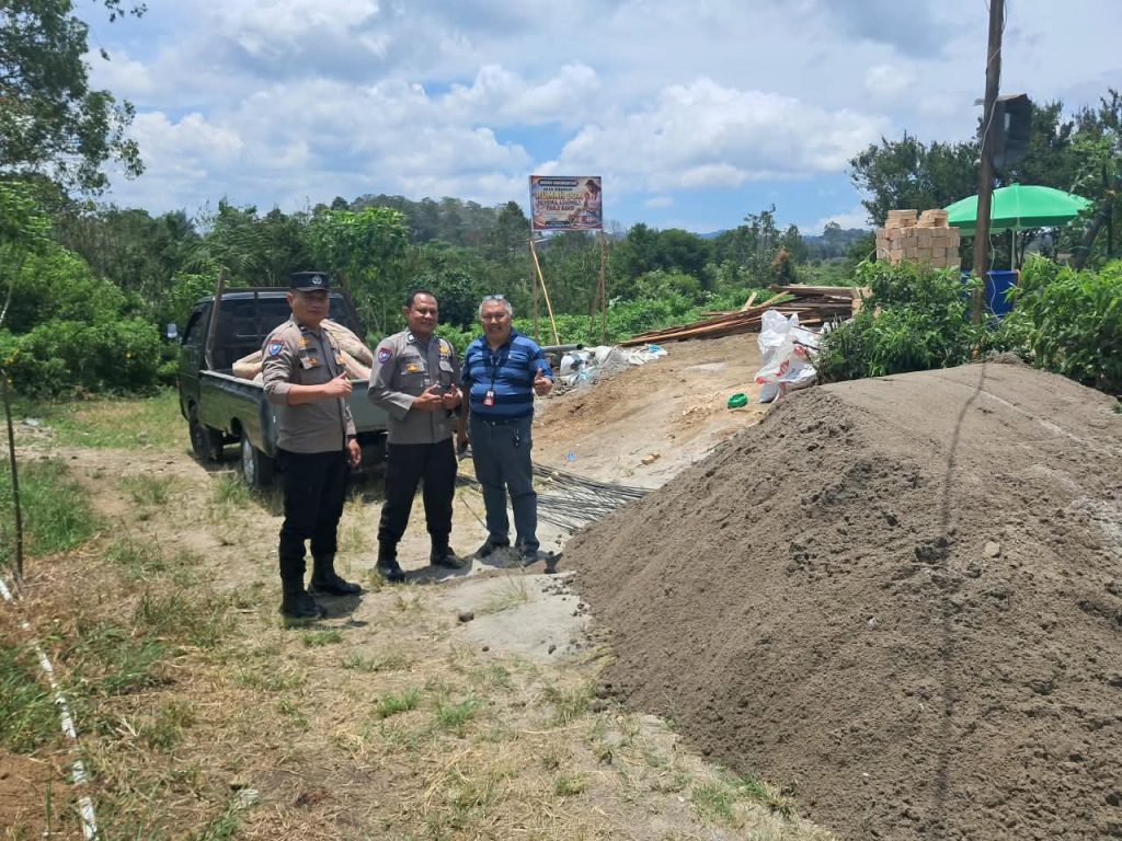 Wujud Kepedulian Polri, Sat Binmas Polres Dairi Salurkan Bantuan Pasir untuk Pembangunan GSJA
