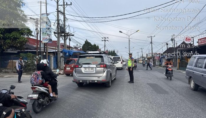 Polres Dairi Hadir di Tengah Masyarakat, Atur Lalu Lintas dan Bantu Pejalan Kaki di Pagi Hari