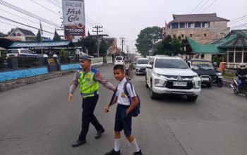 Polisi Hadir di Tengah Kesibukan Pagi, Polres Dairi Jaga Kelancaran Lalu Lintas di Sidikalang